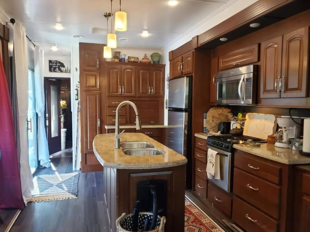 ホテル Jolene Pittman Center エクステリア 写真